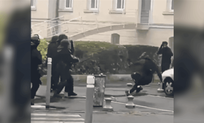 شرطي يطلق قنبلة غاز على طالب من مسافة قريبة... تحقيق في فرنسا