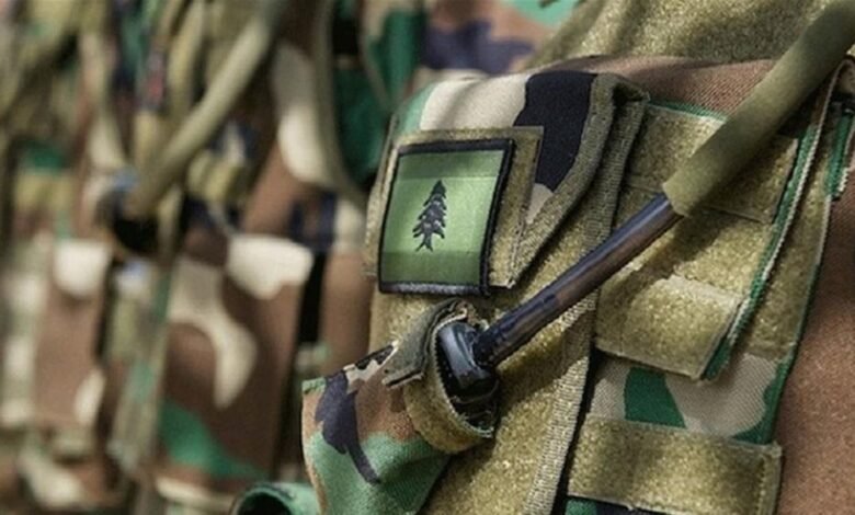 الجيش يواكب سحب جثمان عسكري متقاعد استهدفته دبابة إسرائيلية في ياطر