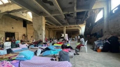 رضيع عمره 72 ساعة ينام على فراش متهالك.. تقرير يروي شهادات قاسية لعائلات نازحة داخل مراكز الإيواء