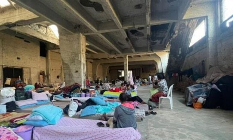 رضيع عمره 72 ساعة ينام على فراش متهالك.. تقرير يروي شهادات قاسية لعائلات نازحة داخل مراكز الإيواء
