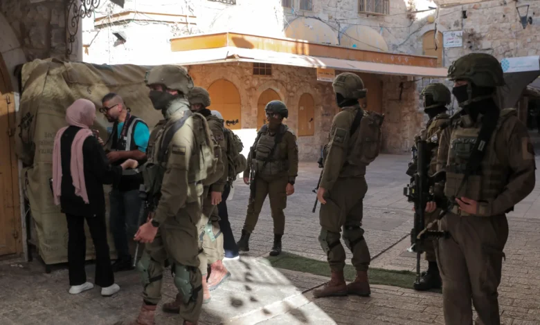 جيش الاحتلال يعتقل 3 عناصر من الشرطة الفلسطينية غربي رام الله