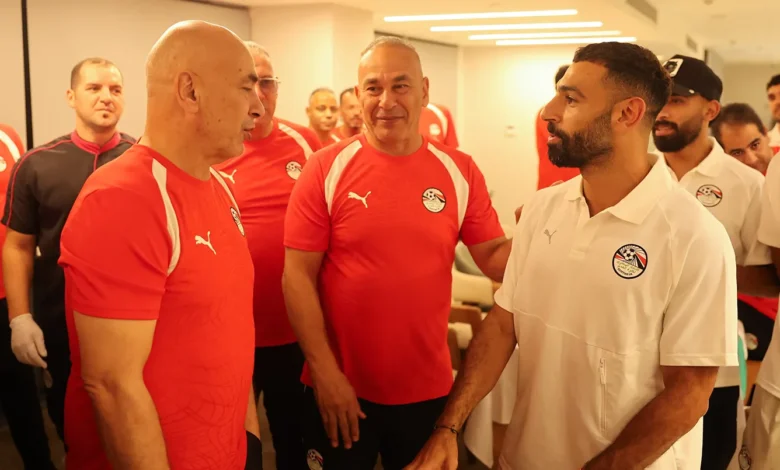 محمد صلاح يغادر معسكر منتخب مصر بسبب حسام حسن