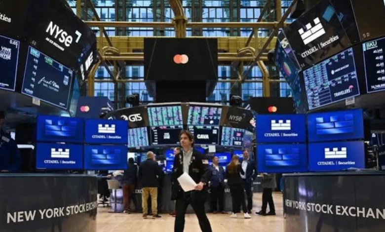الأسواق هذا الأسبوع: النفط فوق 100 دولار والدولار يصعد والذهب يستعيد بريقه