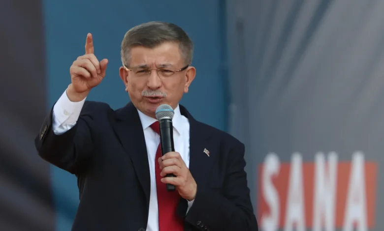 وزير الخارجية الأسبق داود أوغلو يخضع للتحقيق بتهمة إهانة أردوغان