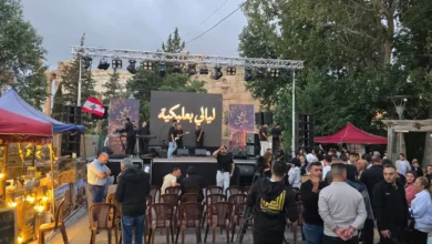 أصوات الخيل ومطر الخريف وجمهور يتزاحم على الفرح... بعلبك ترفض الموت