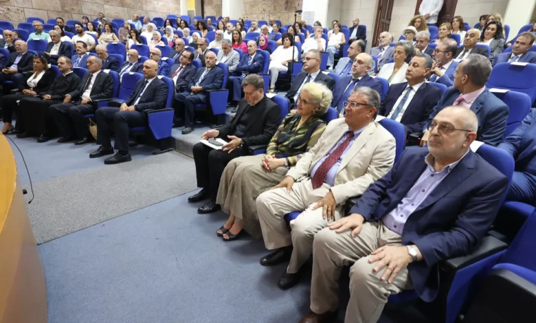 وزيرة التربية اللبنانية تكرّم نقيب المعلّمين نعمه محفوض بـ"وسام المعلّم"