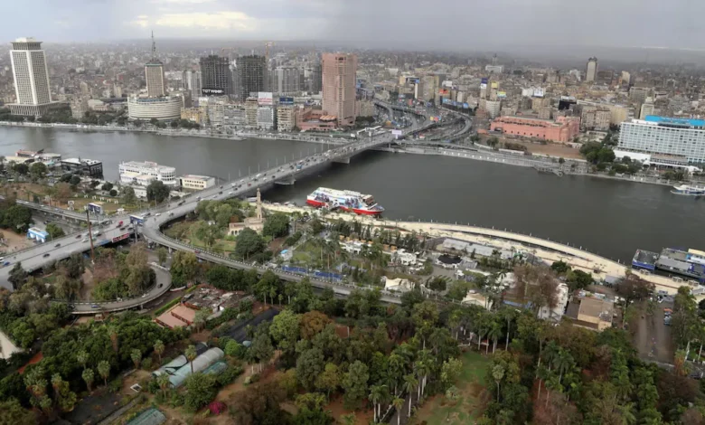 البطالة في مصر الأدنى منذ عقد.. والمتعطلات أربعة أضعاف الرجال
