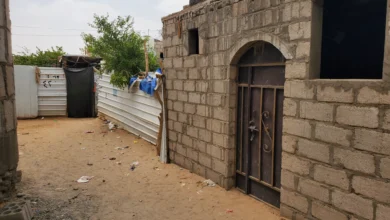 الفارون من الساحل الغربي إلى مأرب.. رحلة لجوء جديدة إلى مخيمات مثقلة بالنازحين