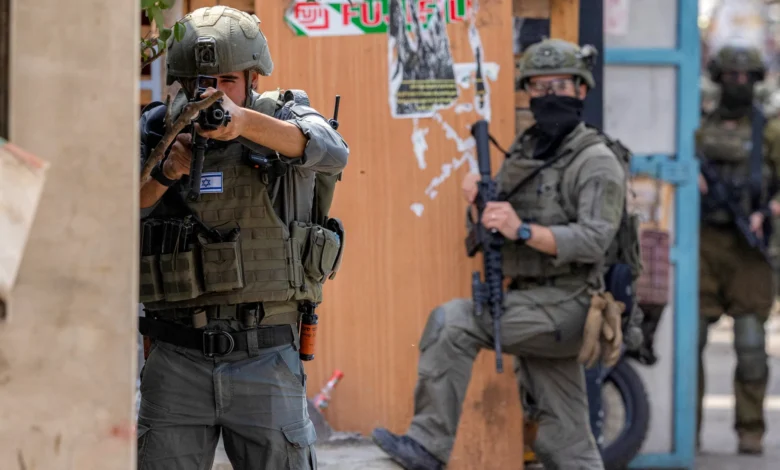 الضفة الغربية.. الاحتلال يعتقل 12 فلسطينيا ويقتلع عشرات أشجار الزيتون