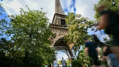 برج إيفل يعيد فتح أبوابه بعد أزمة الموظفات وزيارة وفد هندوسي