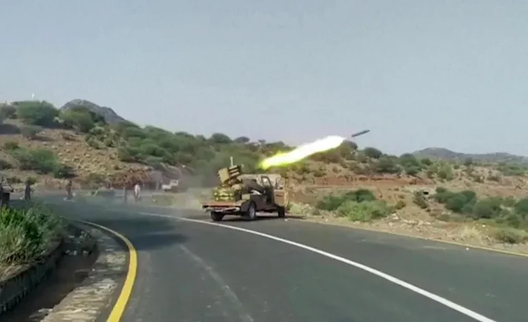 الجيش اليمني يستعيد مواقع بتعز والجوف وغارات على مواقع الحوثيين في 6 محافظات