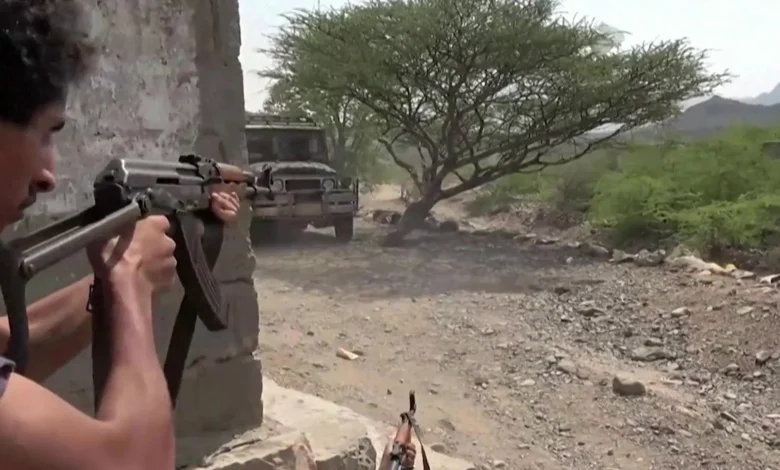 بعد التقدم بالساحل الغربي.. لماذا يضغط الحوثيون الآن في جبهات لحج ومأرب؟