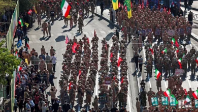 مسيرات حاشدة واستعراض عسكري في طهران تحسبا لهجوم بري