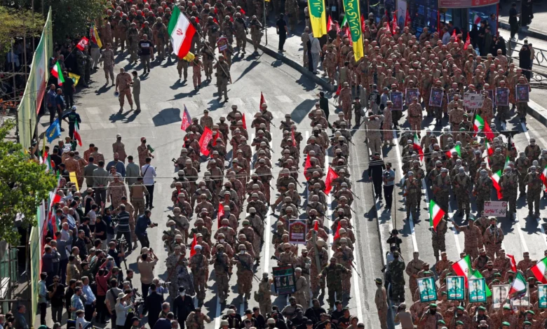 مسيرات حاشدة واستعراض عسكري في طهران تحسبا لهجوم بري