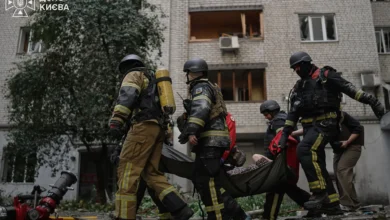 غارات روسية تقتل 7 أشخاص في كييف وتعليق إنتاج أكبر مصانع الصلب بأوكرانيا