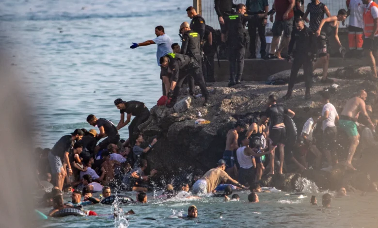 المغرب يرفض اتهامات إسبانية بتسهيل العبور الجماعي إلى سبتة