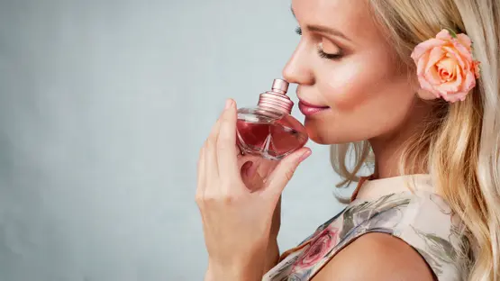 عطرك في الصيف ليس كما تظن.. الحرارة تغيّر رائحته
