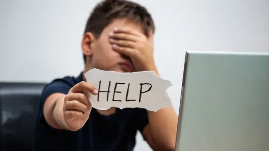 "ضغوط رقمية" تدفع إلى الاكتئاب .. دراسة تكشف "الخطر الصامت"