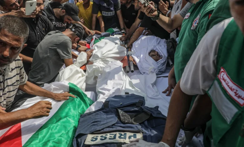 الاحتلال الإسرائيلي والإعلام في غزة.. 262 شهيدا و433 مصابا منذ بدء حرب الإبادة