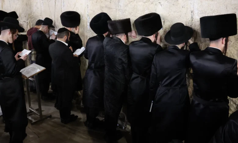 الاحتلال يحول القدس لثكنة ونتنياهو وآلاف المستوطنين يقتحمون حائط البراق