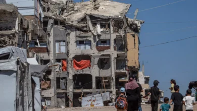مصابون بنيران الاحتلال في غزة وخطة طارئة لإزالة المنازل المتضررة