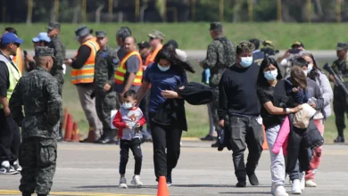 تحقيق: صفقات سرية أمريكية تقود 25 ألف مهاجر مرحّل إلى دول غريبة عنهم