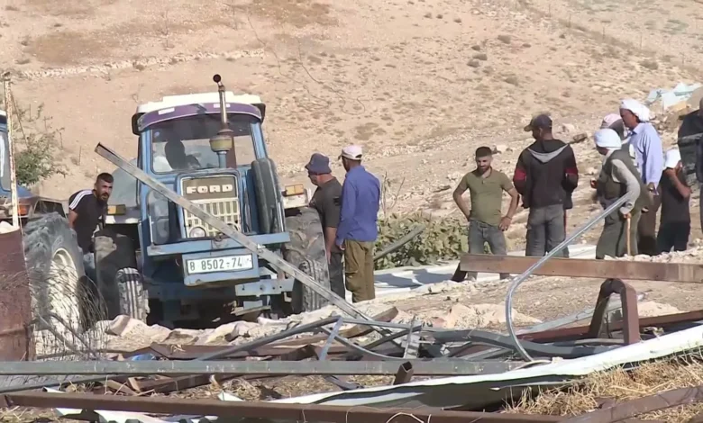 الاحتلال يهدم مساكن في خربة التبان بمسافر يطا ويشرد عشرات الفلسطينيين