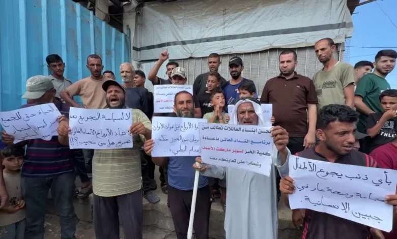 احتجاجات بخان يونس ضد قرار برنامج الأغذية العالمي تقليص حصة الخبز