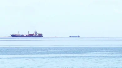 سفن تنتظر ونازحون يعبرون.. باب المندب يضغط على جيبوتي