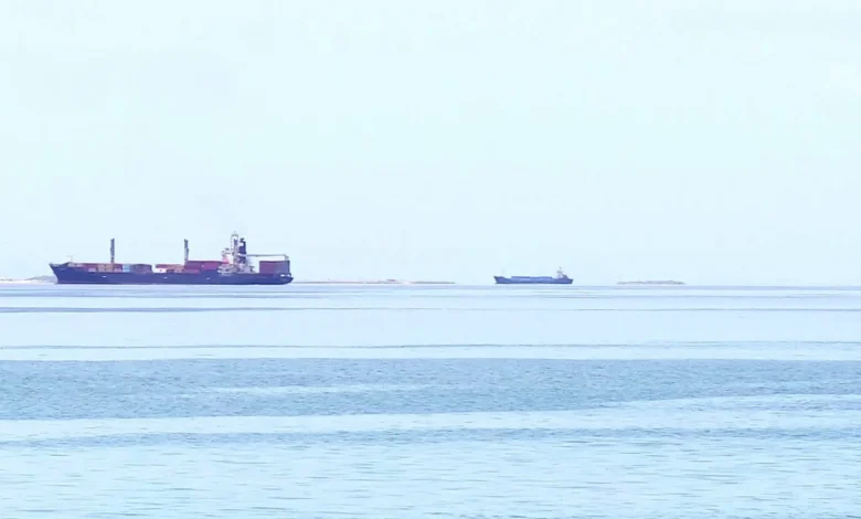 سفن تنتظر ونازحون يعبرون.. باب المندب يضغط على جيبوتي