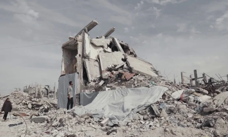 "المأوى الأخير قبر".. غزيون يصارعون الرعب داخل منازل متصدعة