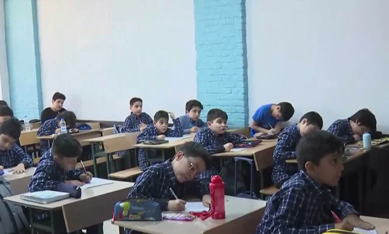 فرح حذِر.. هكذا استقبلت إيران أول أيام العام الدراسي