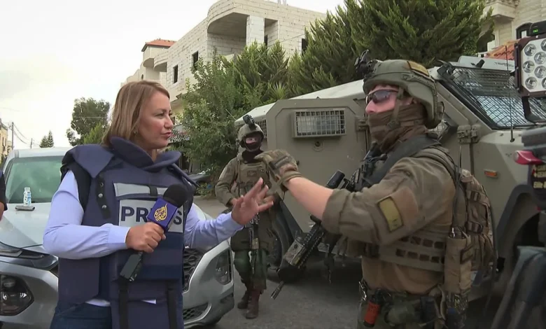 الاحتلال يمنع الجزيرة من تغطية اقتحامات المستوطنين غرب رام الله