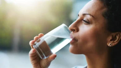 وداعاً لخرافة "8 أكواب" من المياه: كيف خدعتنا أشهر نصيحة صحية طوال عقود؟