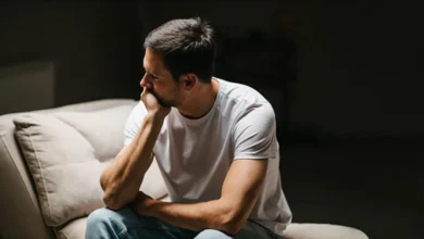 القلق عند الرجال: سلوكيات يومية تستدعي الانتباه