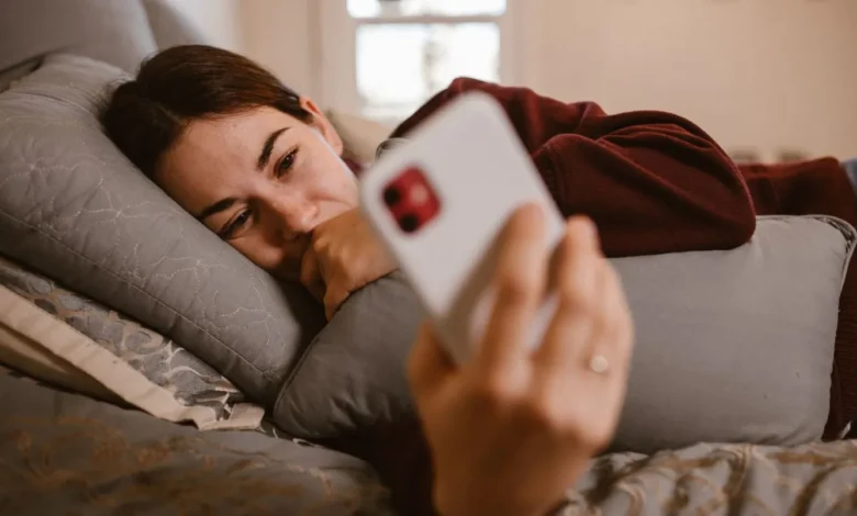 كيف تغذّي السوشال ميديا الهوس العاطفي؟ فهم التأثيرات النفسيّة