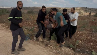 إصابة فلسطيني بنيران الاحتلال واعتداءات متواصلة للمستوطنين بالضفة الغربية