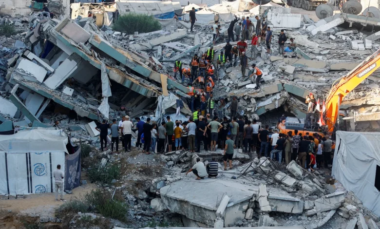 غزة مباشر.. 16 وفاة وعشرات الجرحى والمفقودين بانهيار عمارة سكنية بمدينة غزة