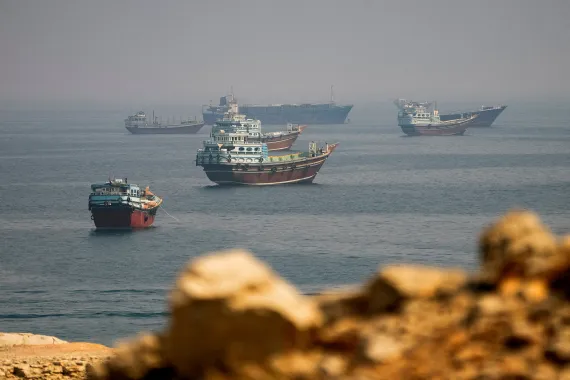 إصابة ناقلة بمقذوف مجهول في مضيق هرمز