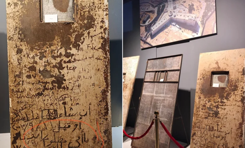 "الموت حق وأنا أريد حقي".. حين حملت الأبواب الرسائل الأخيرة لضحايا معتقلات الأسد