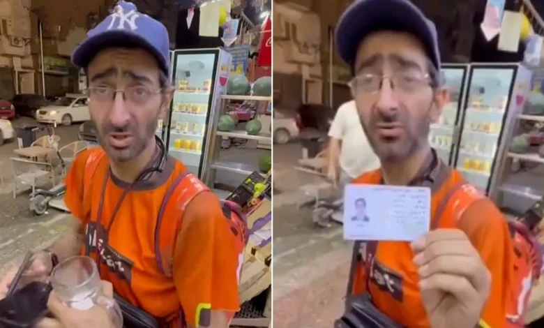 عامل توصيل بسماعة طبية.. قصة صيدلي مصري تشعل المنصات