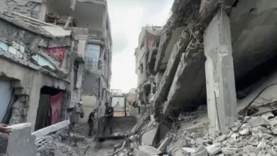 الركام يحاصرهم والاحتلال يستهدفهم.. سكان حي الزيتون يحاولون فتح الطرق بأيديهم