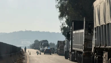 سوريا.. تسرّب مواد نفطية يتسبب بقطع طريق دولي قرب حمص