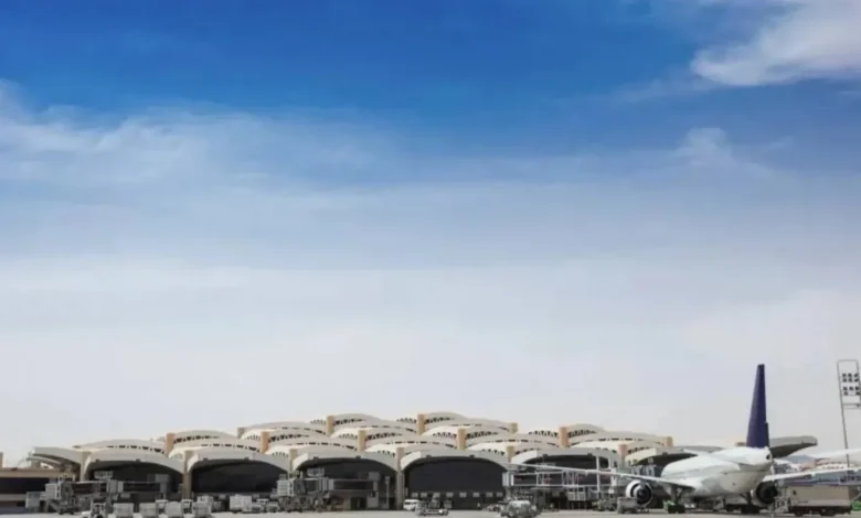 بعد استهداف المطارات السعودية… إلغاء رحلات وتمديد تعليق الطيران