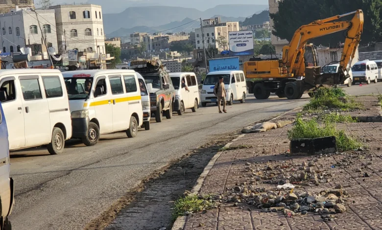 شريان تعز.. الحكومة اليمنية تعتزم إغلاق منفذ حيوي لـ"دواع أمنية"