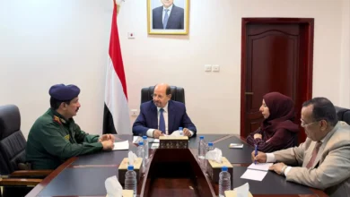 الحكومة اليمنية تبحث تطورات "فجر اليمن" وتدين هجوم الحوثيين على مطار عدن