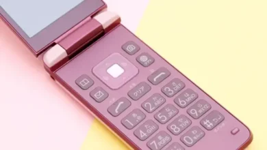 لماذا تخلت اليابان عن هواتفها التقليدية القابلة للطي بعد عقود من التمسك بها؟
