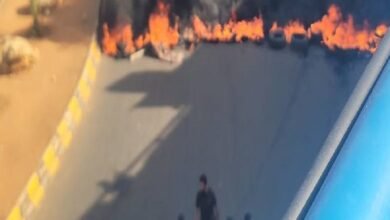 لبنان.. محتجون يقطعون الطريق بالإطارات بمنطقة الجناح في بيروت (فيديو)