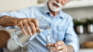 كوب ماء قبل الوجبة.. خطوة صغيرة نحو وزن أقل
