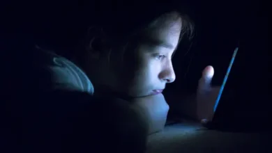هل يسهر ابنك على هاتفه؟.. دراسة تكشف ما يحدث لنوم المراهقين بعد العاشرة مساءً